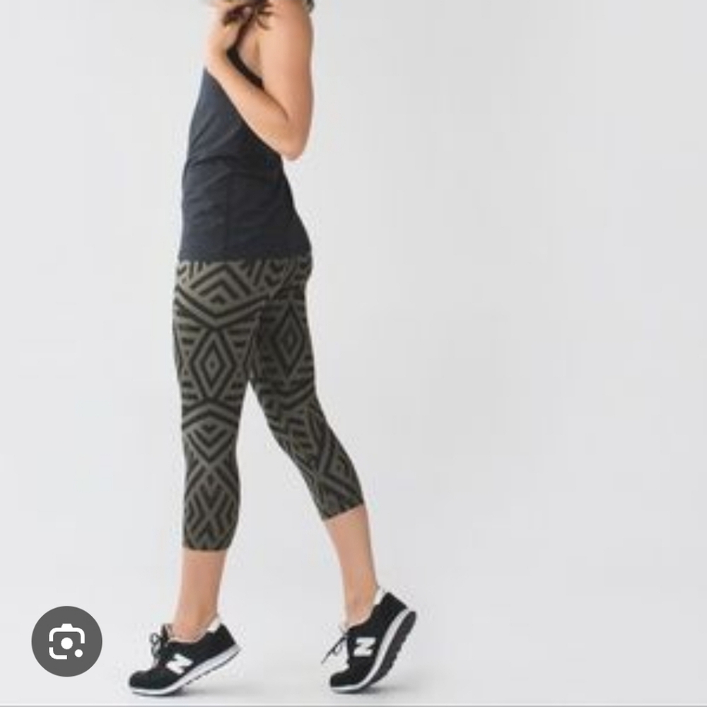Lululemon Leggings Chevron Shuffle‎ Fatigue Green Black Wunder Under Crop Size 6